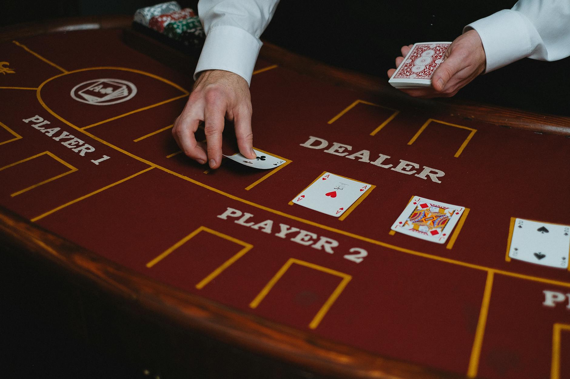 Người chơi theo dõi baccarat trên điện thoại trong không gian gọn gàng