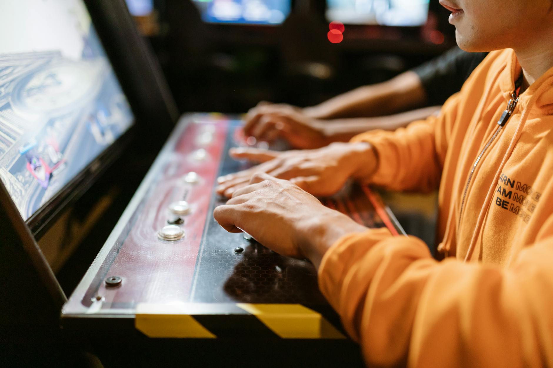 Người dùng trải nghiệm game giải trí trên điện thoại trong thời gian ngắn