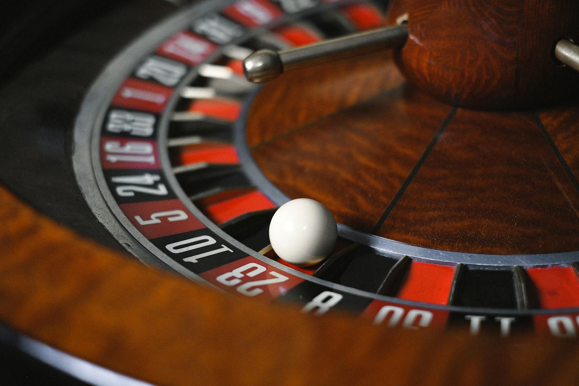 Cận cảnh bánh xe Roulette và chip cược trong không gian casino trực tiếp