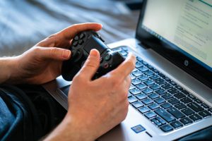 Người chơi trải nghiệm game bắn cá trên web bằng laptop