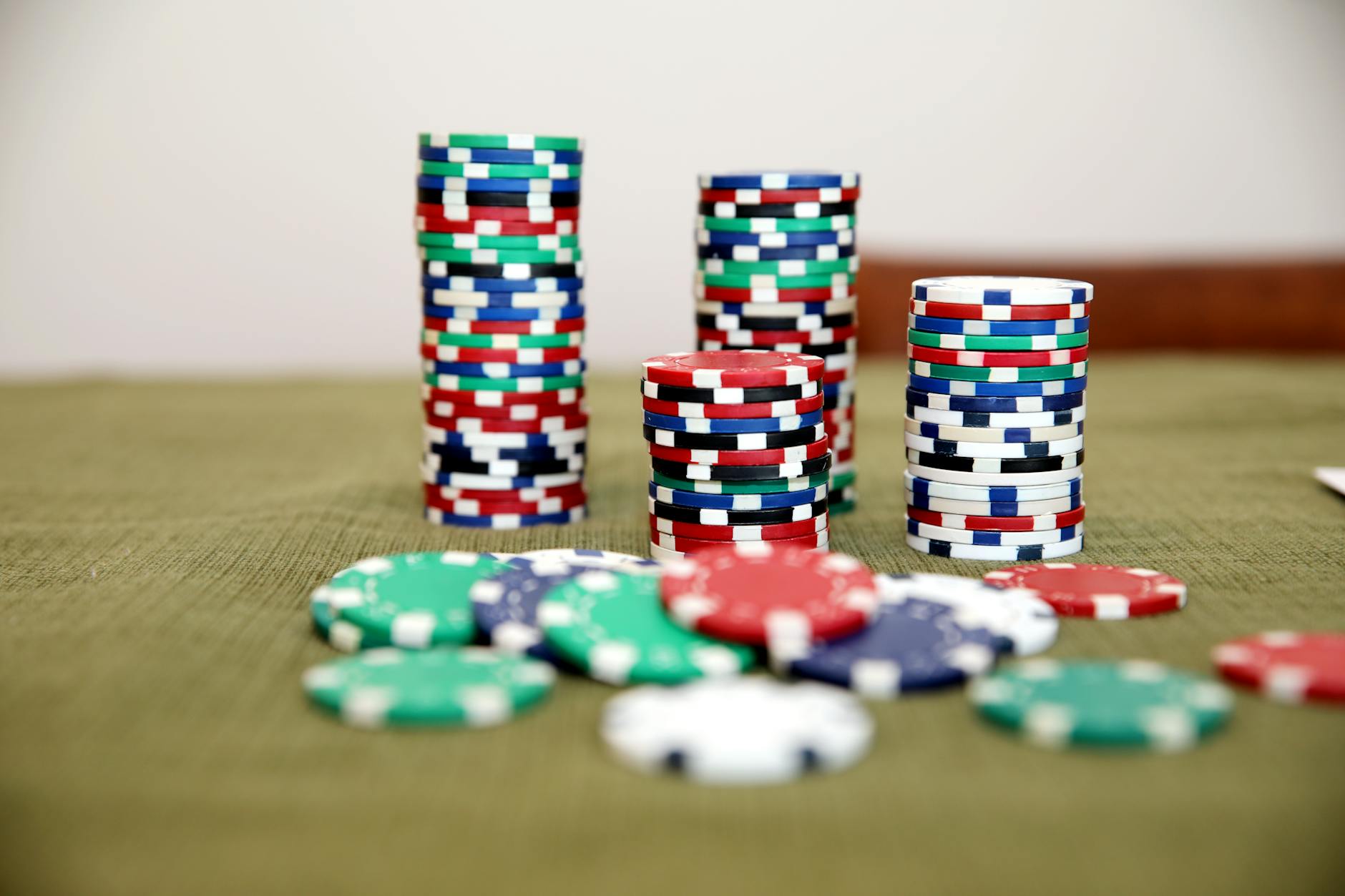 Chip casino và bộ bài minh họa cho quản lý vốn khi chơi Dragon Tiger