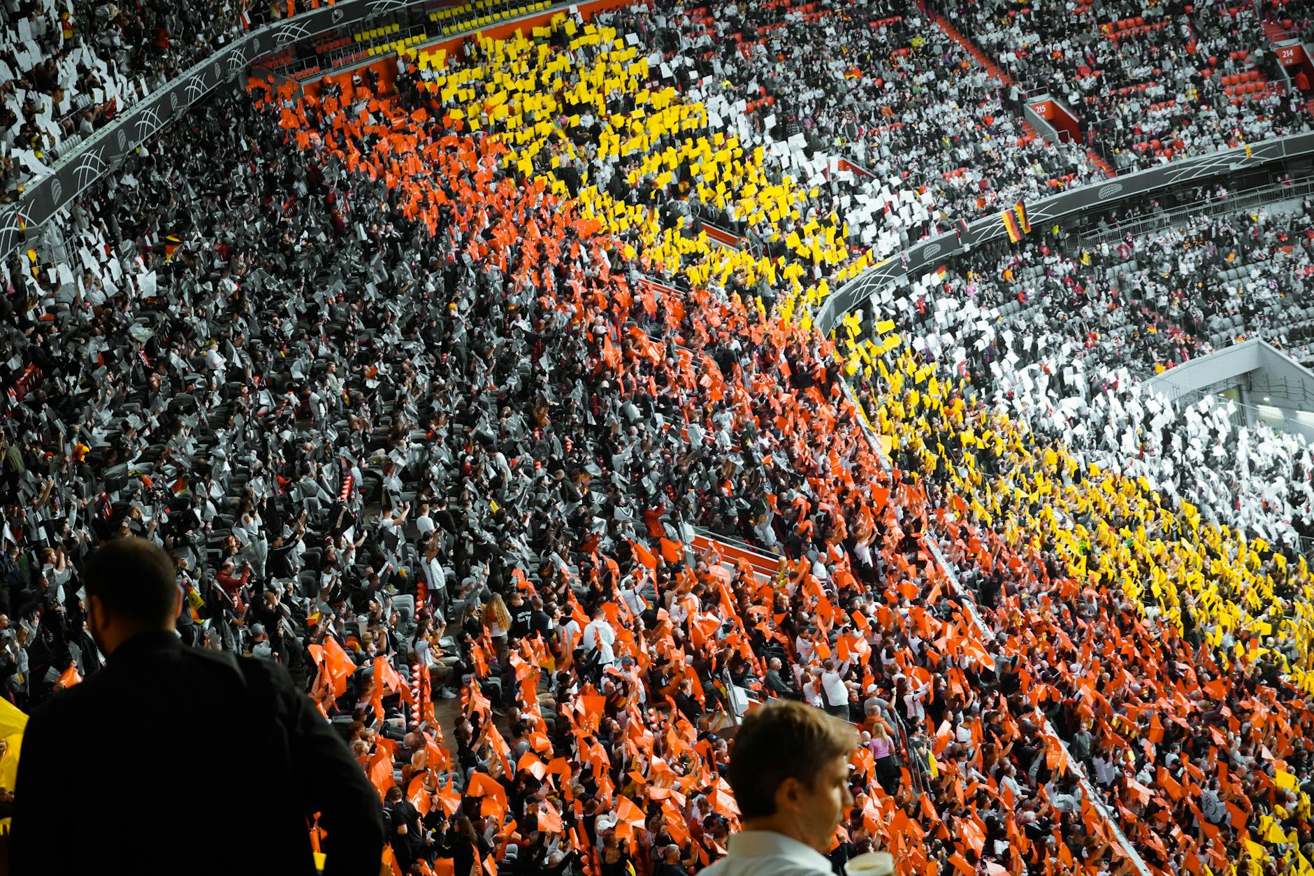 Không khí một trận đấu Bundesliga vào buổi tối