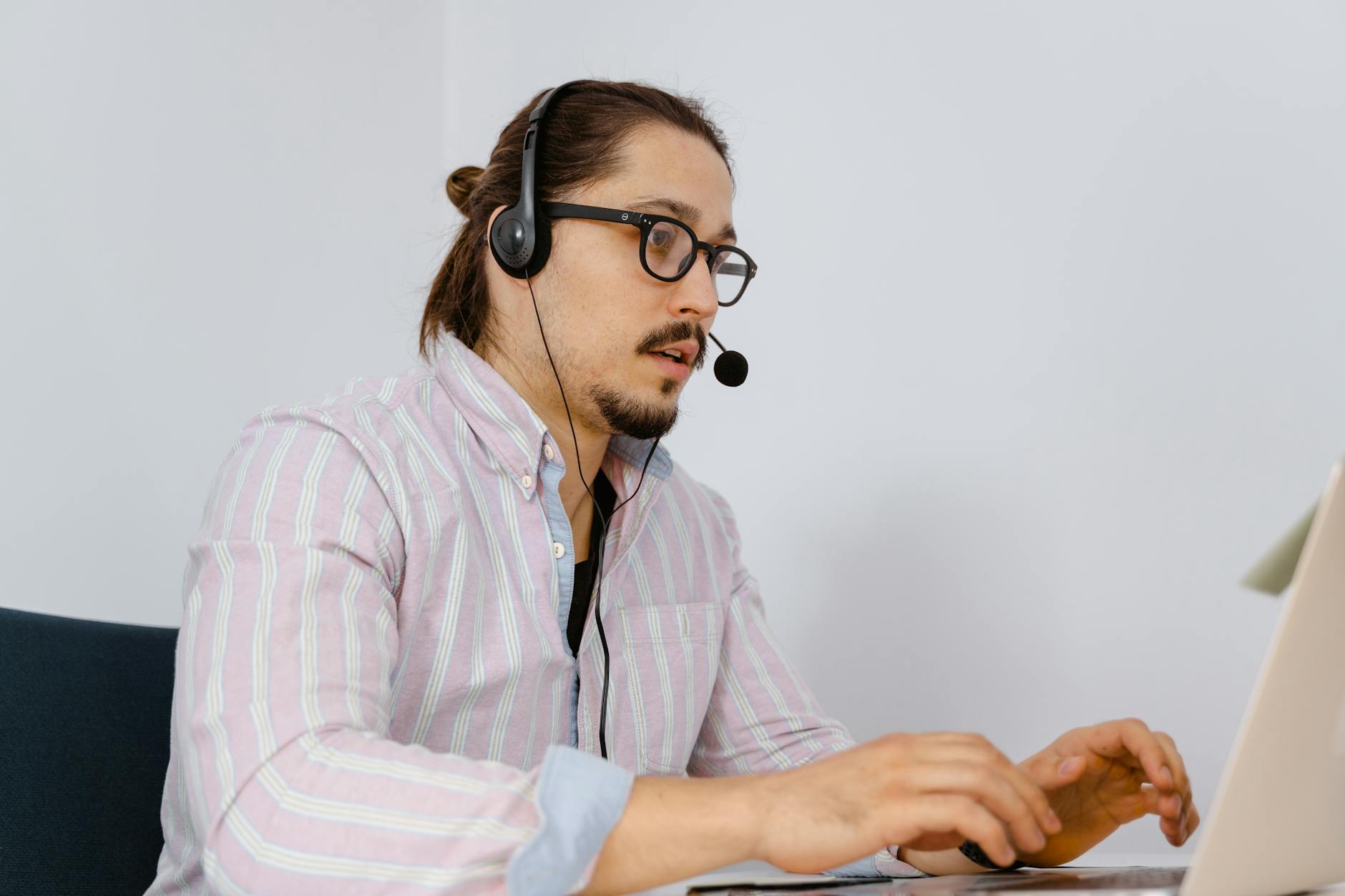 Minh họa liên hệ hỗ trợ khách hàng để hỏi điều kiện ưu đãi