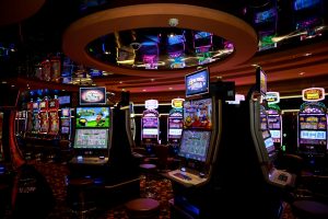 Hình máy quay nổ hũ với biểu tượng jackpot và đồng xu minh họa ưu đãi game slot