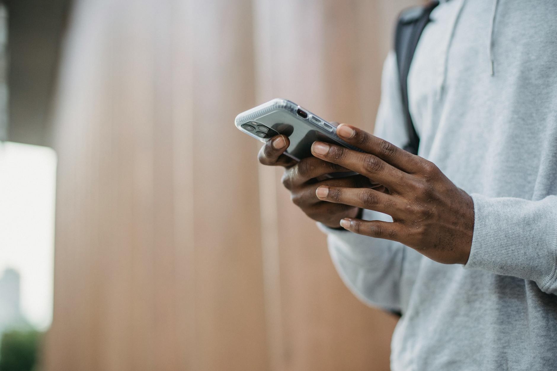 Người dùng kiểm tra chương trình khuyến mãi game nổ hũ trên điện thoại