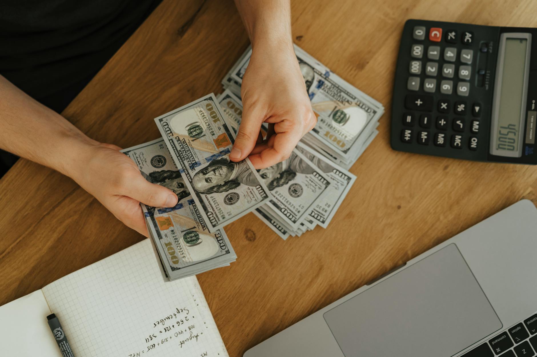 Người chơi ghi chú quản lý vốn bên cạnh chip casino