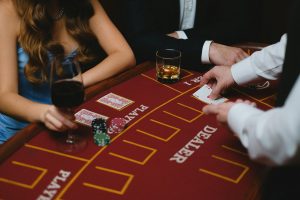 Bàn chơi Rồng Hổ với hai vị trí Rồng và Hổ cùng lá bài mở
