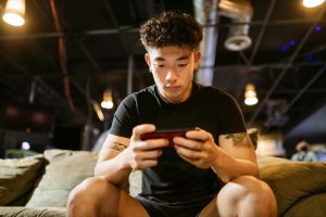 Người chơi nổ hũ trên điện thoại với tâm lý tập trung và bình tĩnh