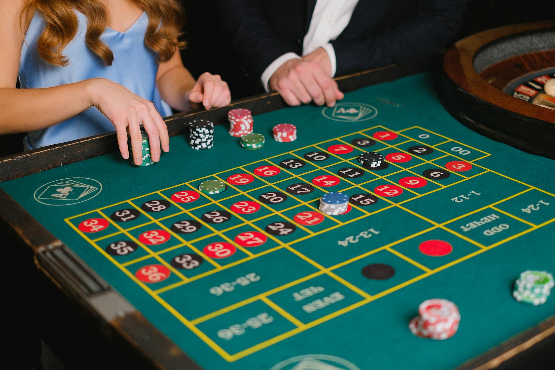 Dealer đang quay bánh roulette trong phòng live casino