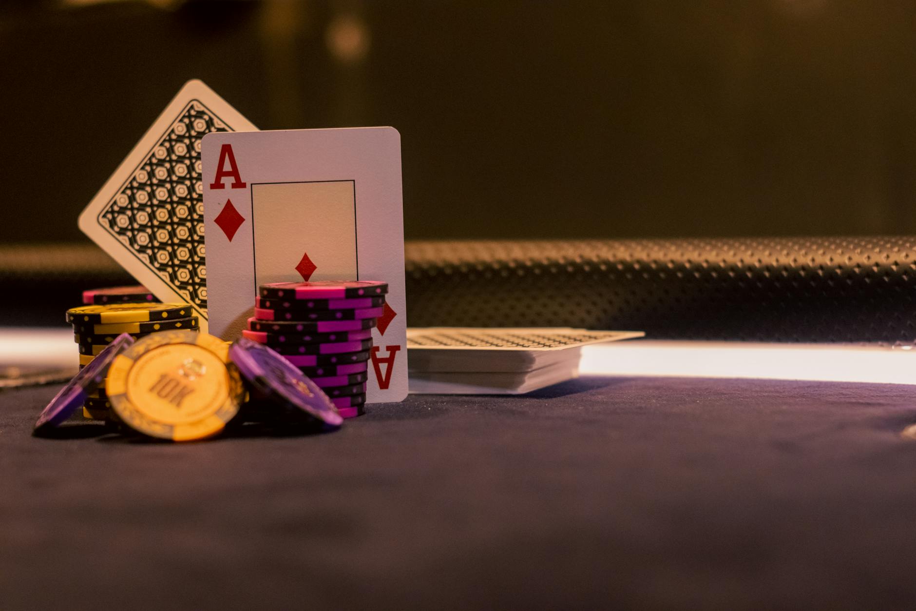 Bàn poker trực tuyến với bài và chip đặt gọn gàng