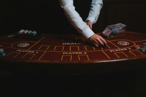 Bàn baccarat trực tuyến với dealer và bố cục chip rõ ràng